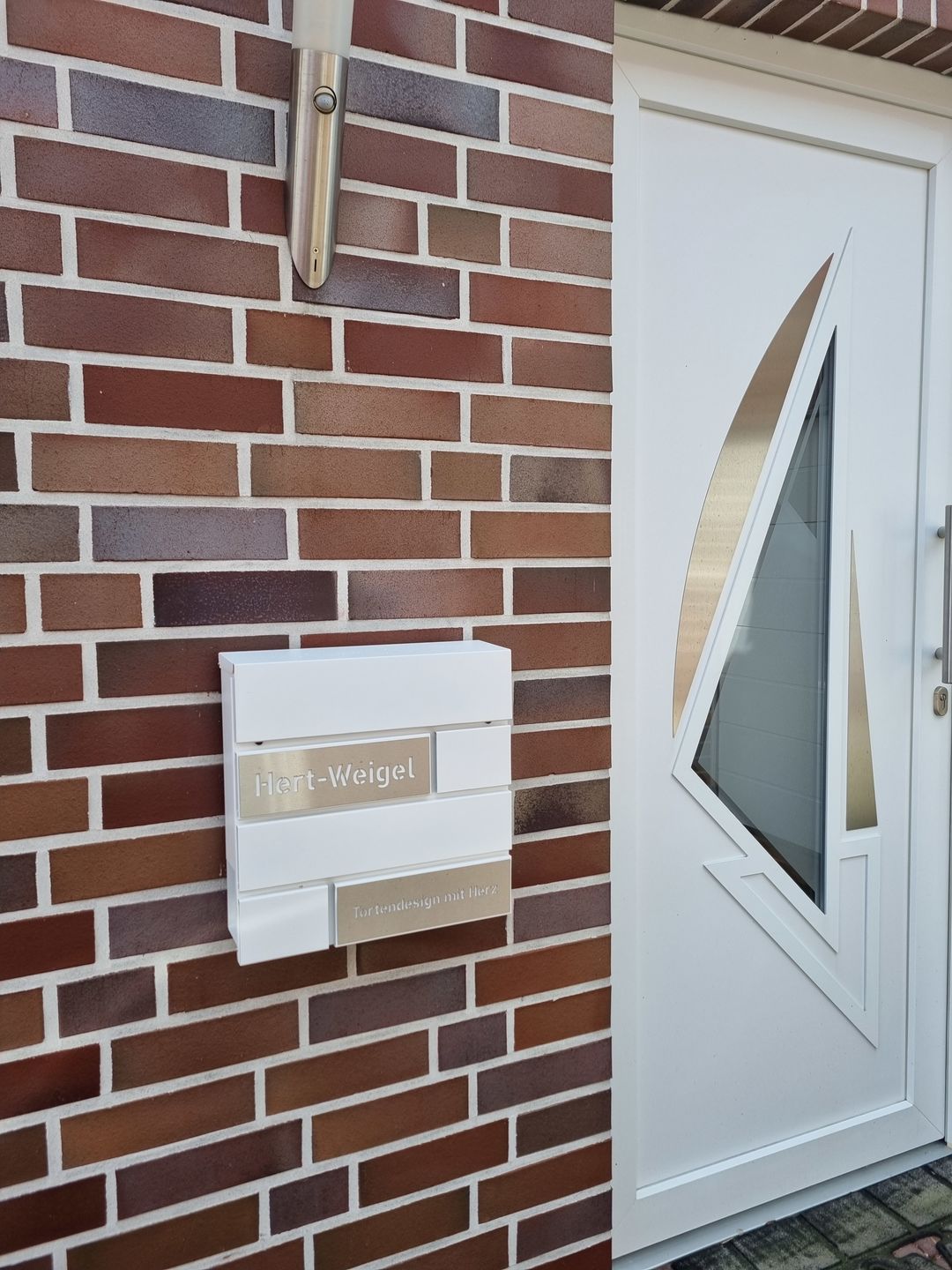 Customer photo review of AlbersDesign Briefkasten B4 weiß (RAL9003) personalisiert mit Edelstahl-Schildern