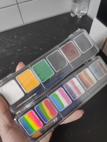 Customer photo review of פלטה לציורי פנים וגוף סט 6 קשתות 36 ג’ – צבעי קשת 1