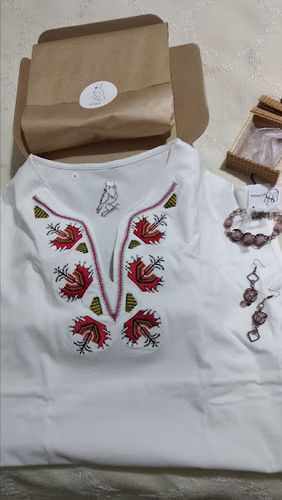 undefined review of Дамска тениска с V-деколте бродирана с шевица "Китка" image 1 out of 1