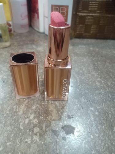 Customer photo review of O.TWO.O WATERPROOF GORGEOUS SQUARE LIPSTICK