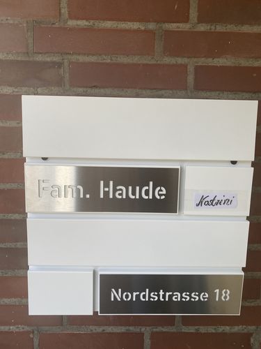 Customer photo review of AlbersDesign Briefkasten B4 weiß (RAL9003) personalisiert mit Edelstahl-Schildern