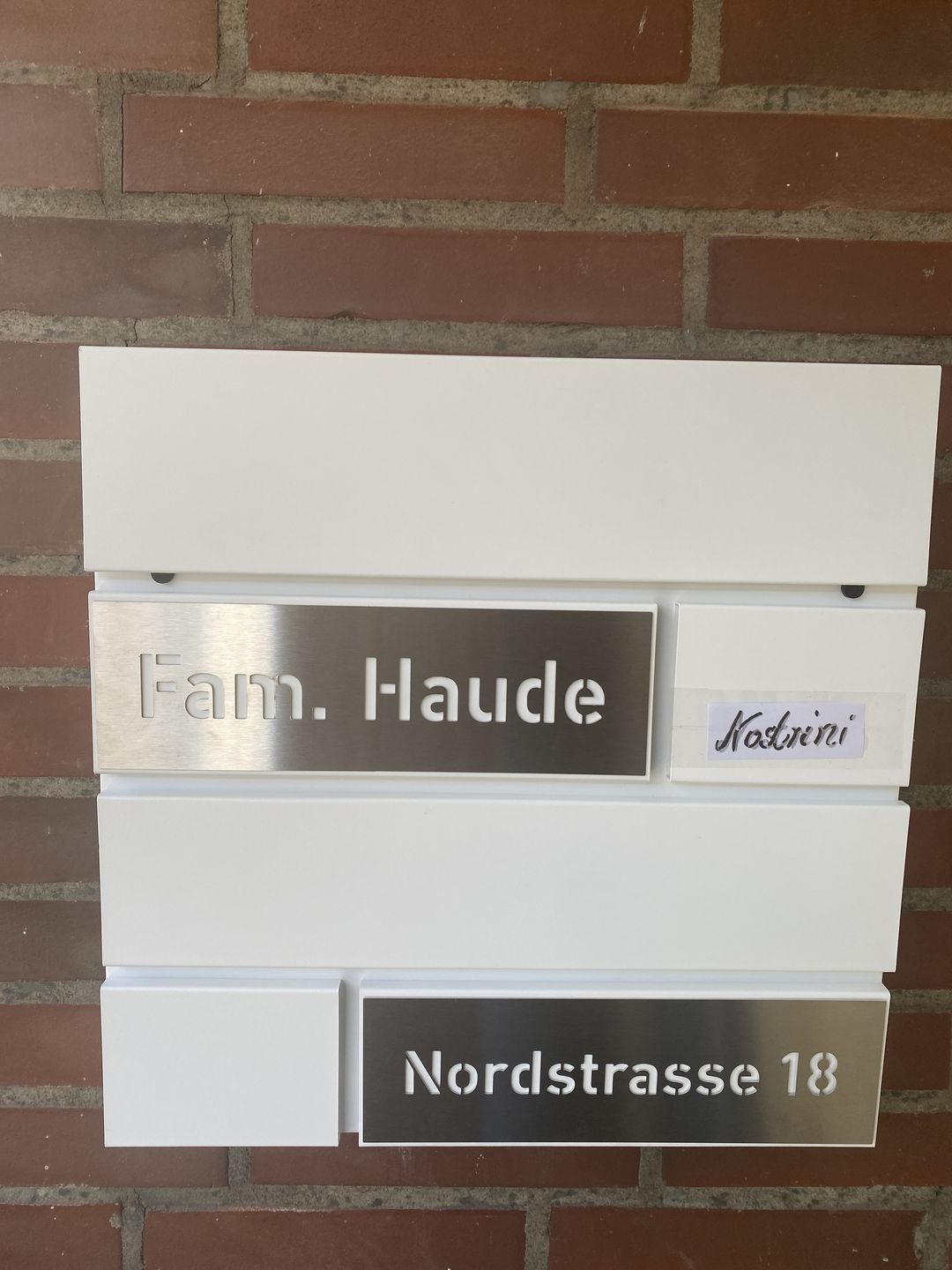 Customer photo review of AlbersDesign Briefkasten B4 weiß (RAL9003) personalisiert mit Edelstahl-Schildern