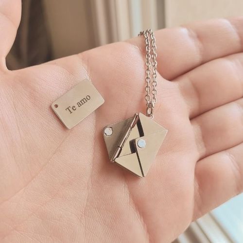 Customer photo review of Collar con colgante de sobre personalizable