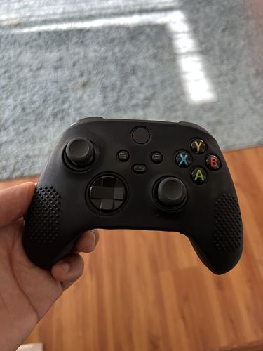 Customer photo review of Raven Black - XBOX Series X/S Controller Skin