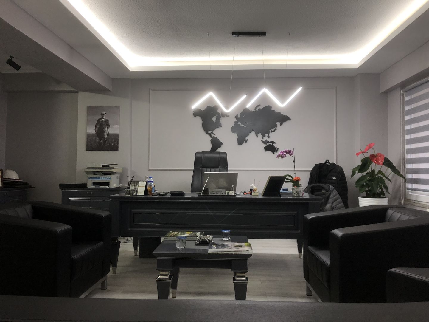 Customer photo review of Metal Dünya Haritası Baskısız | Renk - Siyah