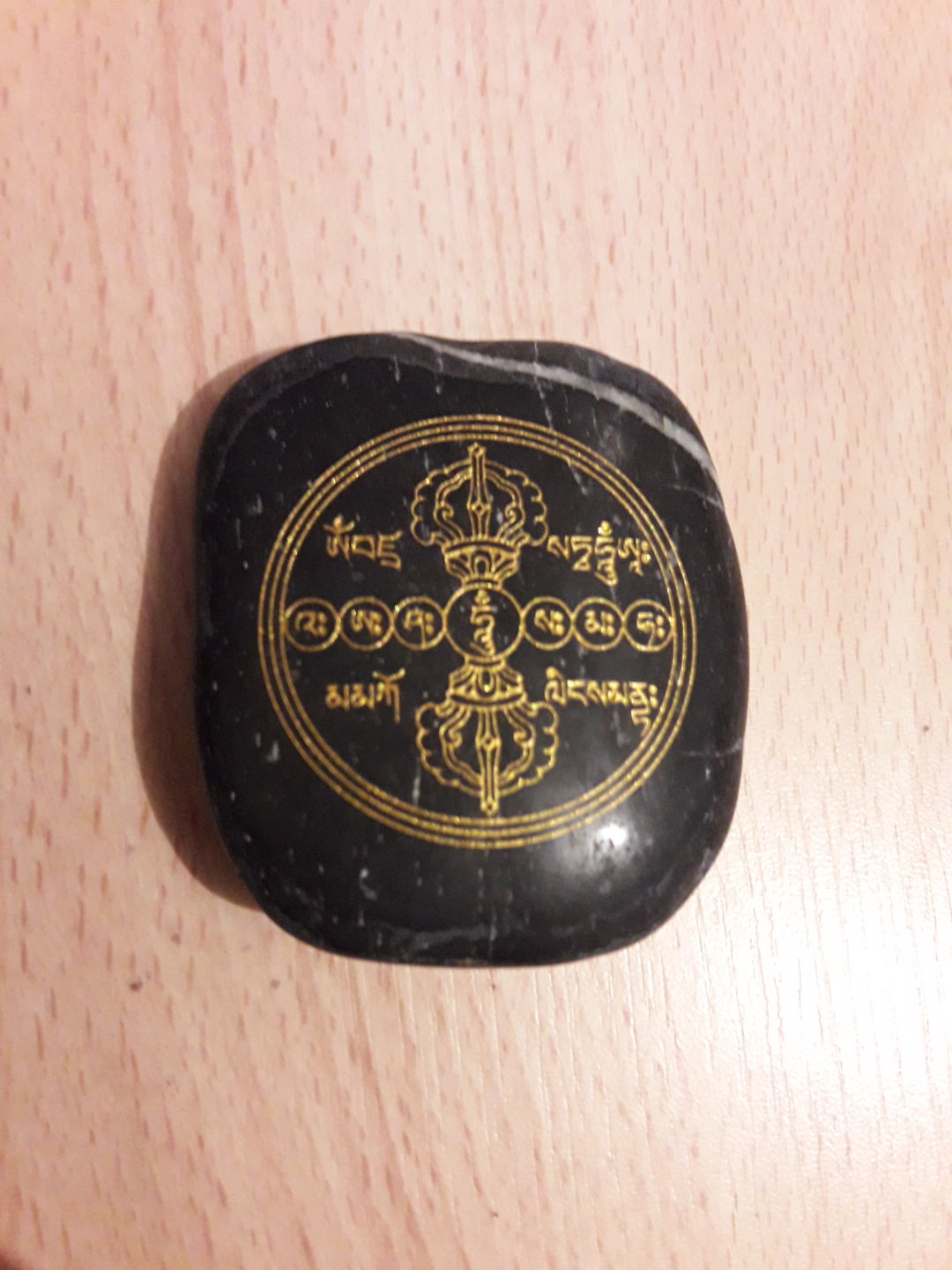 Customer photo review of Pierre sacrée du mont Kailash (Yarlung Tsangpo) - gravée du mantra de Namgyalma A-Ah-Sha-Sa-Ma (ou du mantra de Chenrézi).