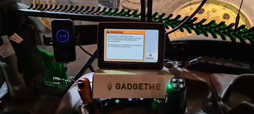 Customer photo review of Gadgetme Handyhalterung mit Wireless Ladefunktion passend für John Deere mit Command Center 4600 15W Fast Wireless