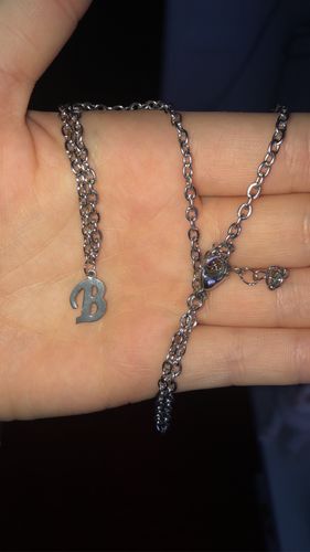 Customer photo review of Collier à pendentif lettre argentée initiale de prénom en acier chirurgical