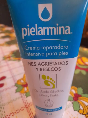 Customer photo review of Crema Reparadora Intensiva para Pies Petrizzio 75 mL