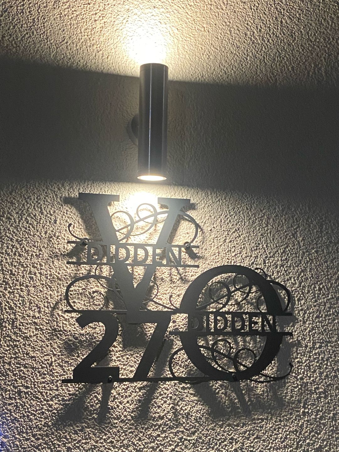 Customer photo review of Hausnummern-Monogramm zweizeilig mit Namensinitialien und kompletten Vor-und Nachnamen (personalisierbar)