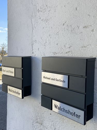 Customer photo review of AlbersDesign Briefkasten B4 anthrazit (RAL7016) personalisiert mit Edelstahl-Schildern