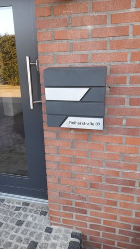 Customer photo review of AlbersDesign Briefkasten B1 anthrazit (RAL7016) personalisiert mit Edelstahl-Schildern