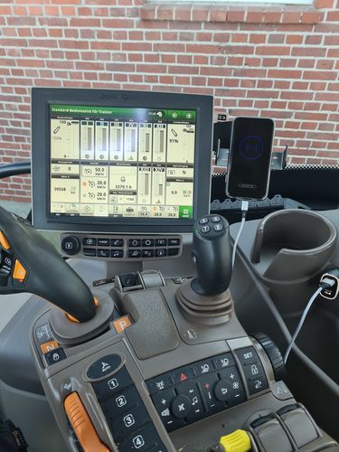Customer photo review of Gadgetme Handyhalterung mit Wireless Ladefunktion passend für John Deere mit Command Center 4600 15W Fast Wireless