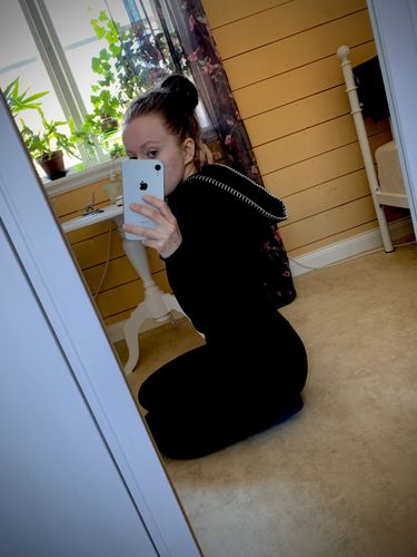 Customer photo review of Coastline Cropped Hoodie - Onyx