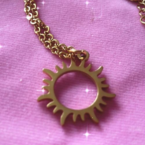 Customer photo review of Collier à pendentif soleil en acier chirurgical