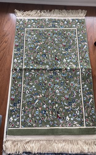 Customer photo review of Al Rawdah Premium Prayer Rug 8MM