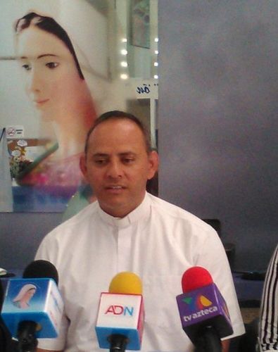 Customer photo review of Clerical Blanca / Manga Corta