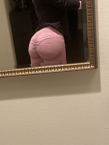Customer photo review of Ash Pink Contour Scrunch Butt Biker Shorts