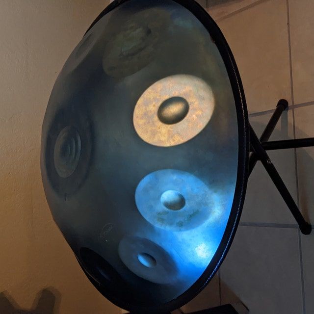 Customer photo review of AS TEMAN Handpan Ice Age 10 Notes D Minor Scale Blue handpan drum with gift set