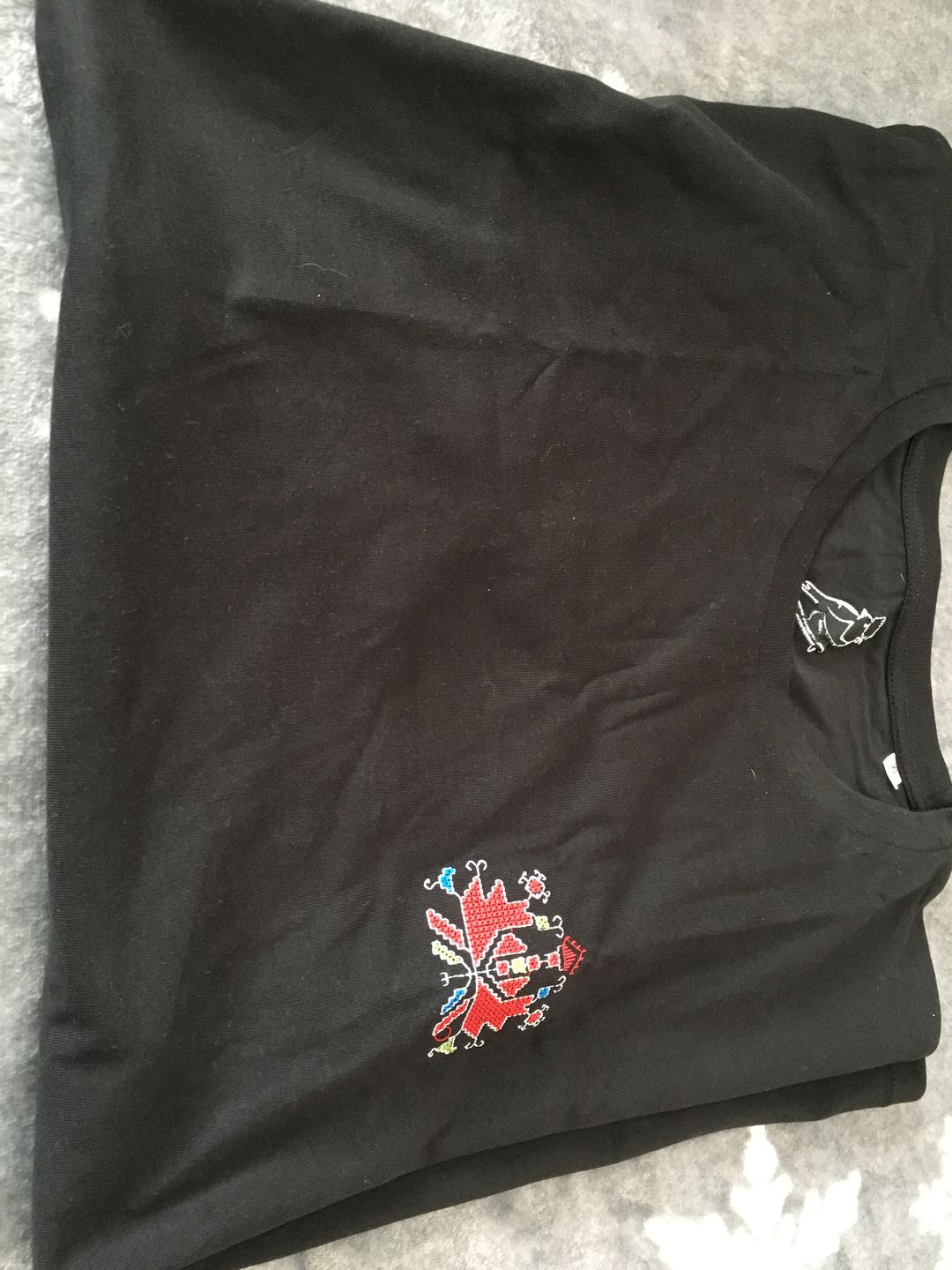 Customer photo review of Тениска бродирана с детайл от шевица "Аз съм"