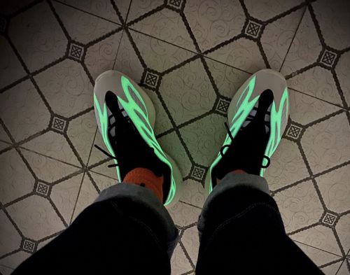 Customer photo review of YEEZY BOOST 700 V3