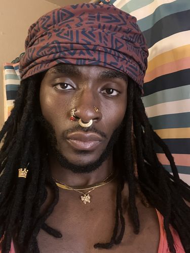 Customer photo review of Queen Wooden Beads Loc Jewelry Set