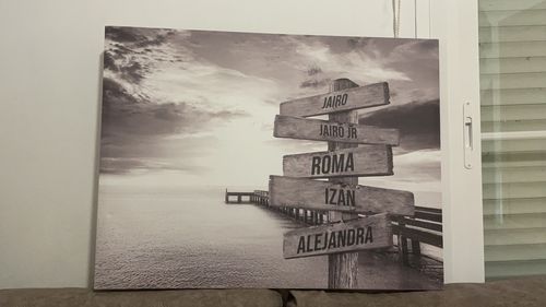 Customer photo review of Lienzo Muelle de Madera con Nombres Personalizados