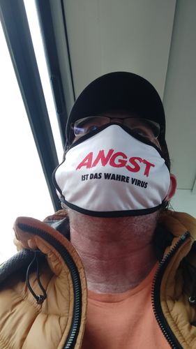 Customer photo review of MASKE • ANGST IST DAS WAHRE VIRUS / WEISS / SCHWARZES GUMMI