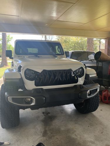 Customer photo review of Shark Grille - White & Black for 18-21 Jeep Wrangler JL & Gladiator JT