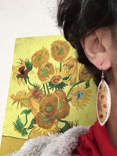 Customer photo review of Van Gogh Sunflowers Tablo Tasarım Küpe