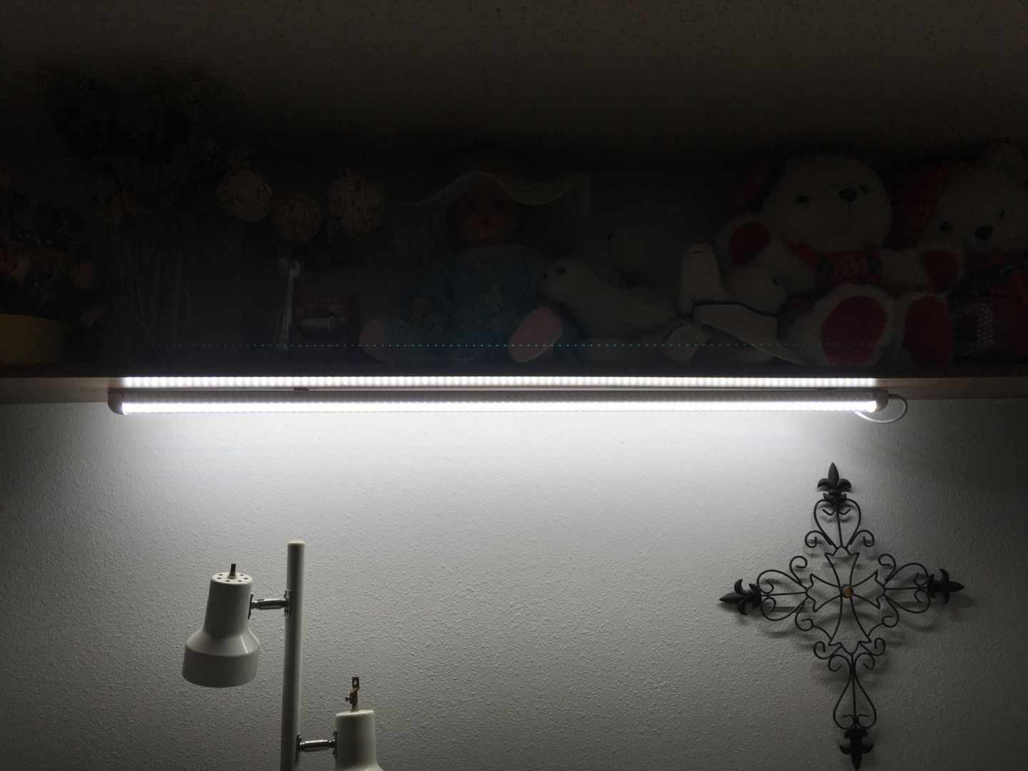 Customer photo review of T8 4ft V Shape LED Tube Light 30W Integrated 6500k Clear, 4 Foot LED Shop Lights, 3900 Lumens