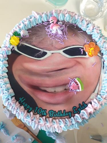 Customer photo review of 20 cm Pre-cut Circle Custom Edible Icing Image