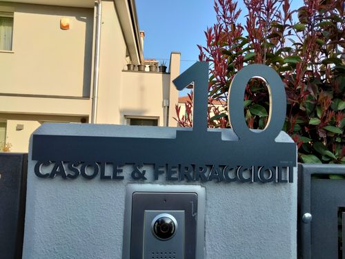 Customer photo review of Numero civico e testo sagomato modello Line 02 Acrilico