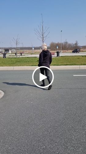 Customer video review of SAEBIS® Classic Damen Oversized Hoodie mit Bauch- & Brusttasche schwarz