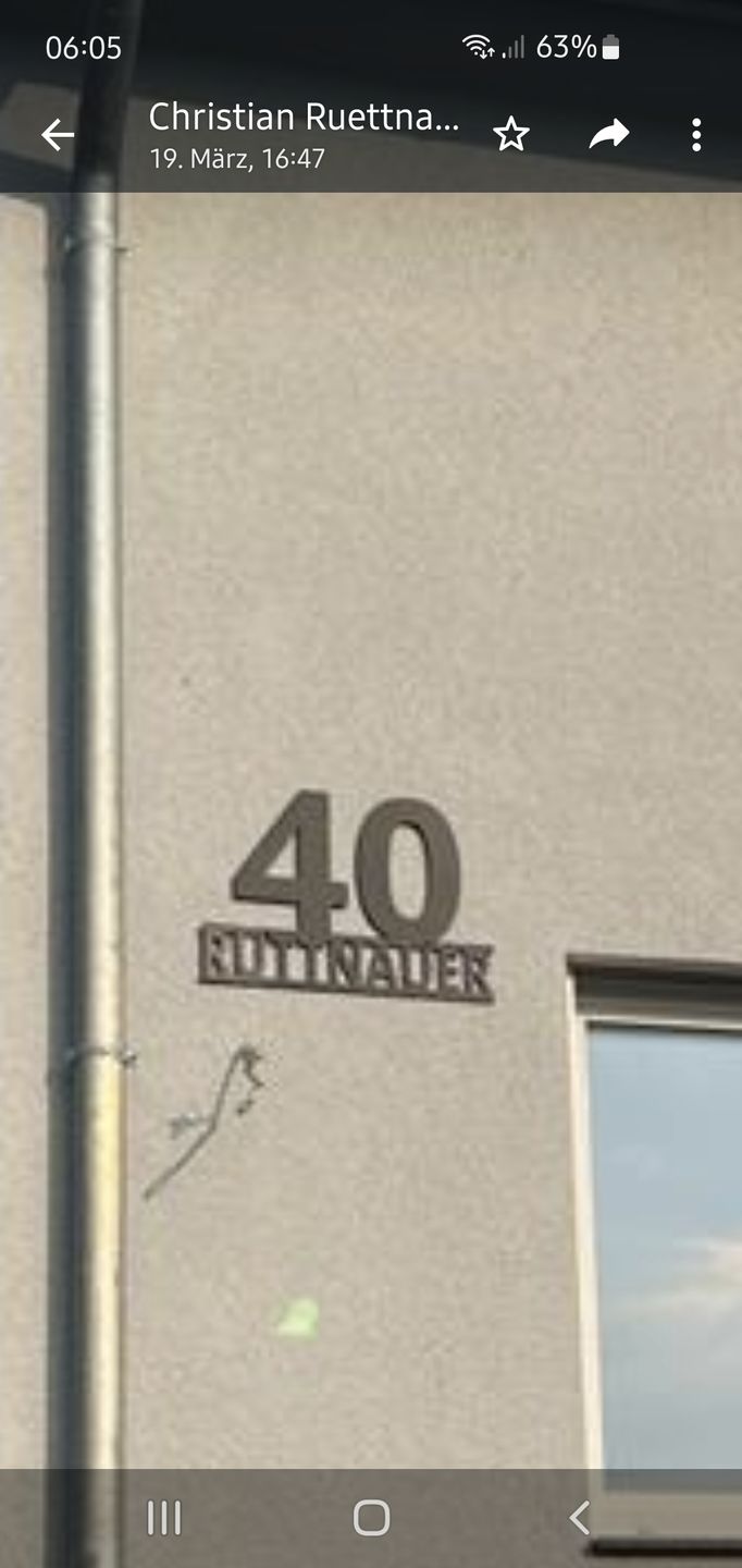 Customer photo review of Hausnummer "Modest Art" einzeilig aus edlem Stahl mit Familiennamen
