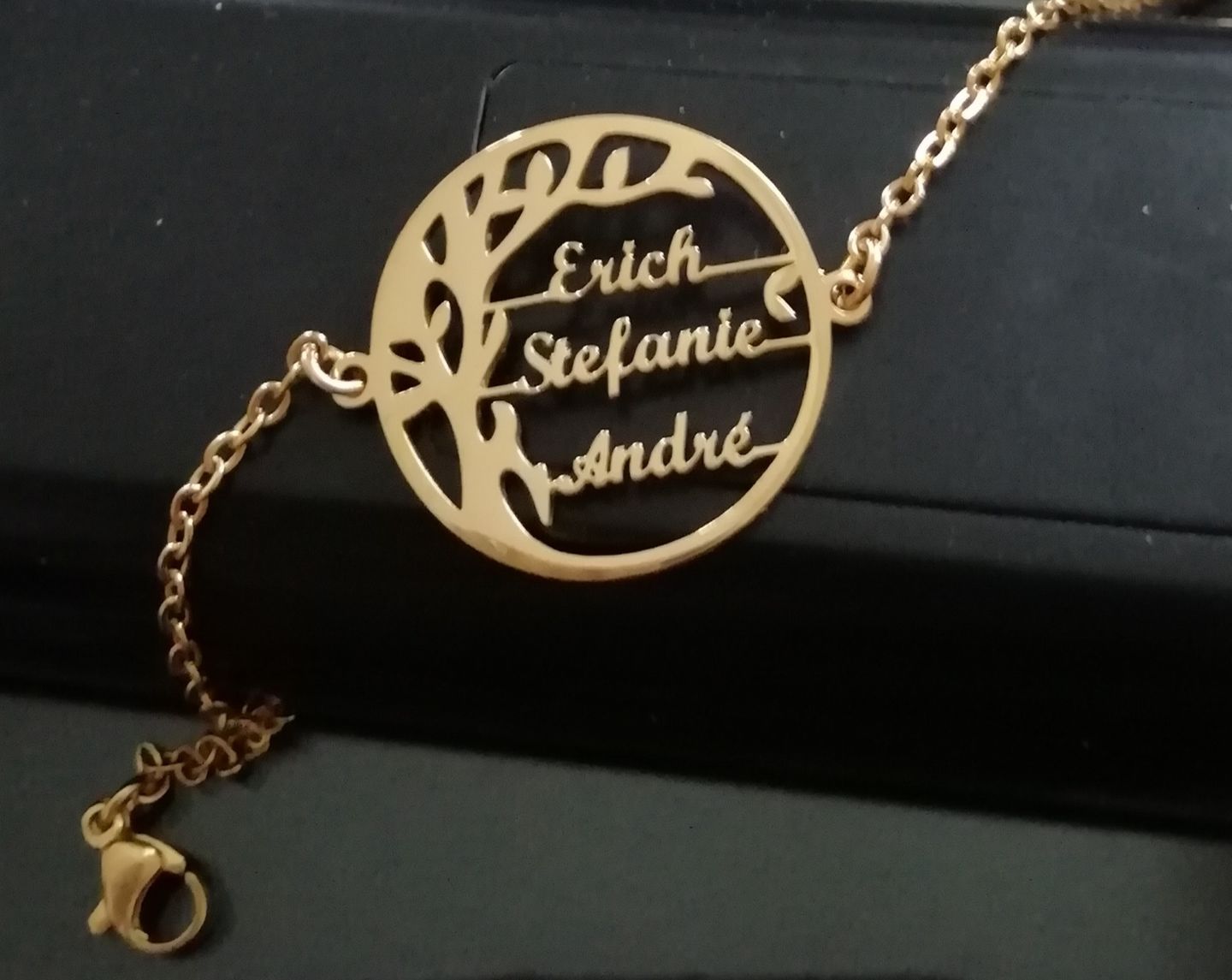Customer photo review of LOANYA Lebensbaum Armband mit personalisierten Namen