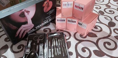 Customer photo review of Dedo Articulado con 100 Repuestos de Uñas