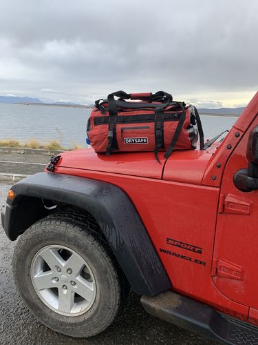 Customer photo review of Bolso Duffel Bag 60 Litros Waterproof - Drysafe - Rojo Oscuro