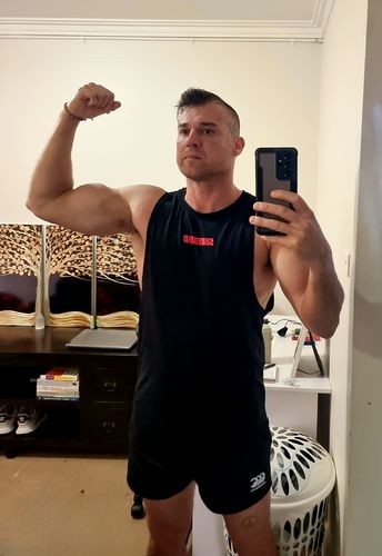 Customer photo review of Shredded - Mesh Hybrid - Muscle Tanktop - Black / Red