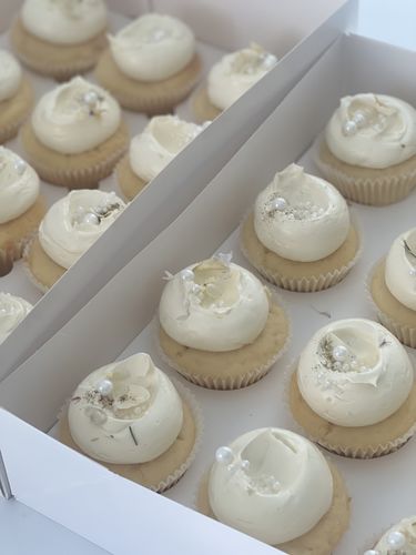 Customer photo review of WHITE WEDDING FLOWERFETTI® - Freeze Dried Edible Flower Confetti