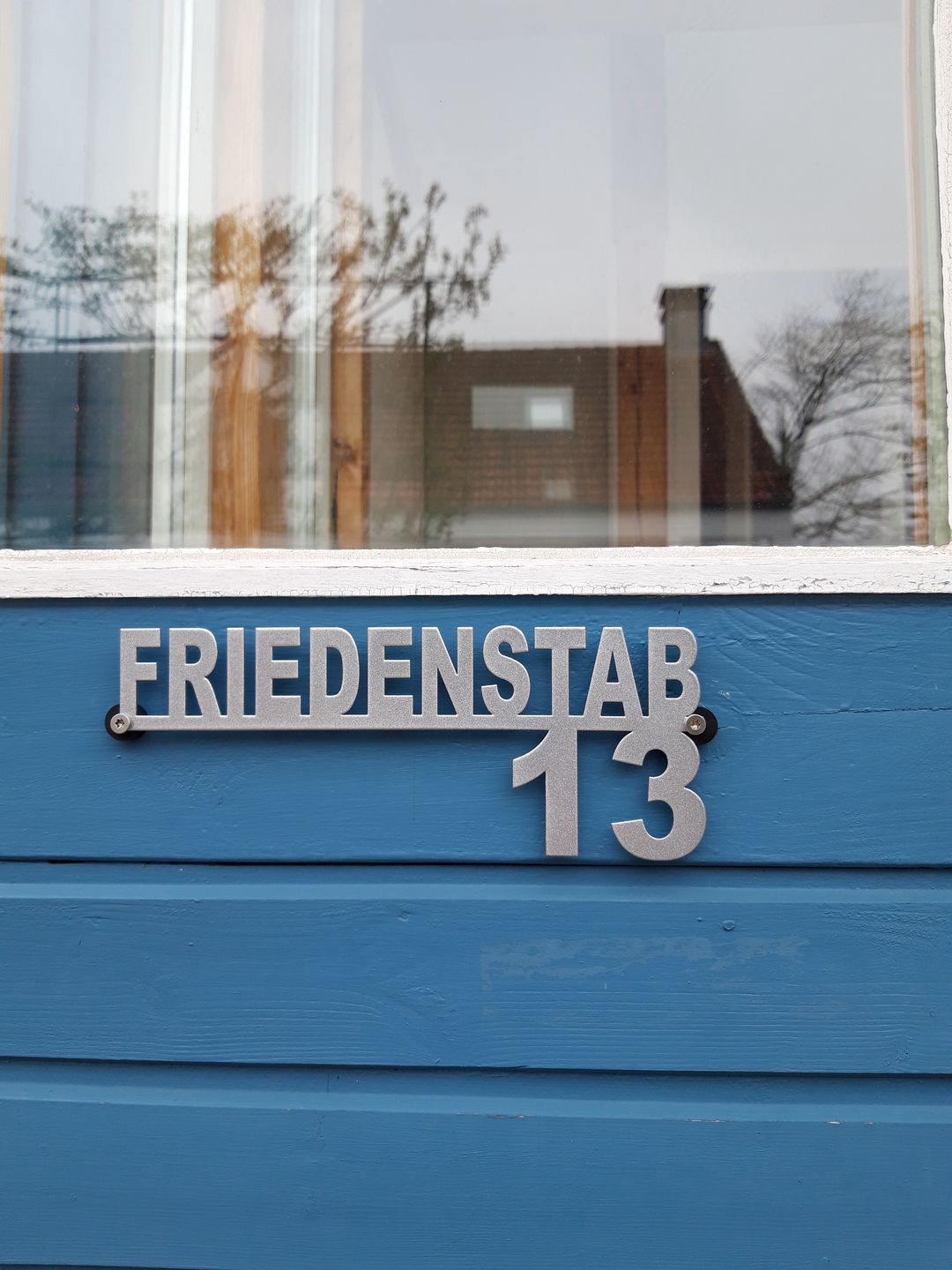 Customer photo review of Hausnummer-Türschild "Simple" mit Familiennamen aus edlem Stahl (personalisierbar)