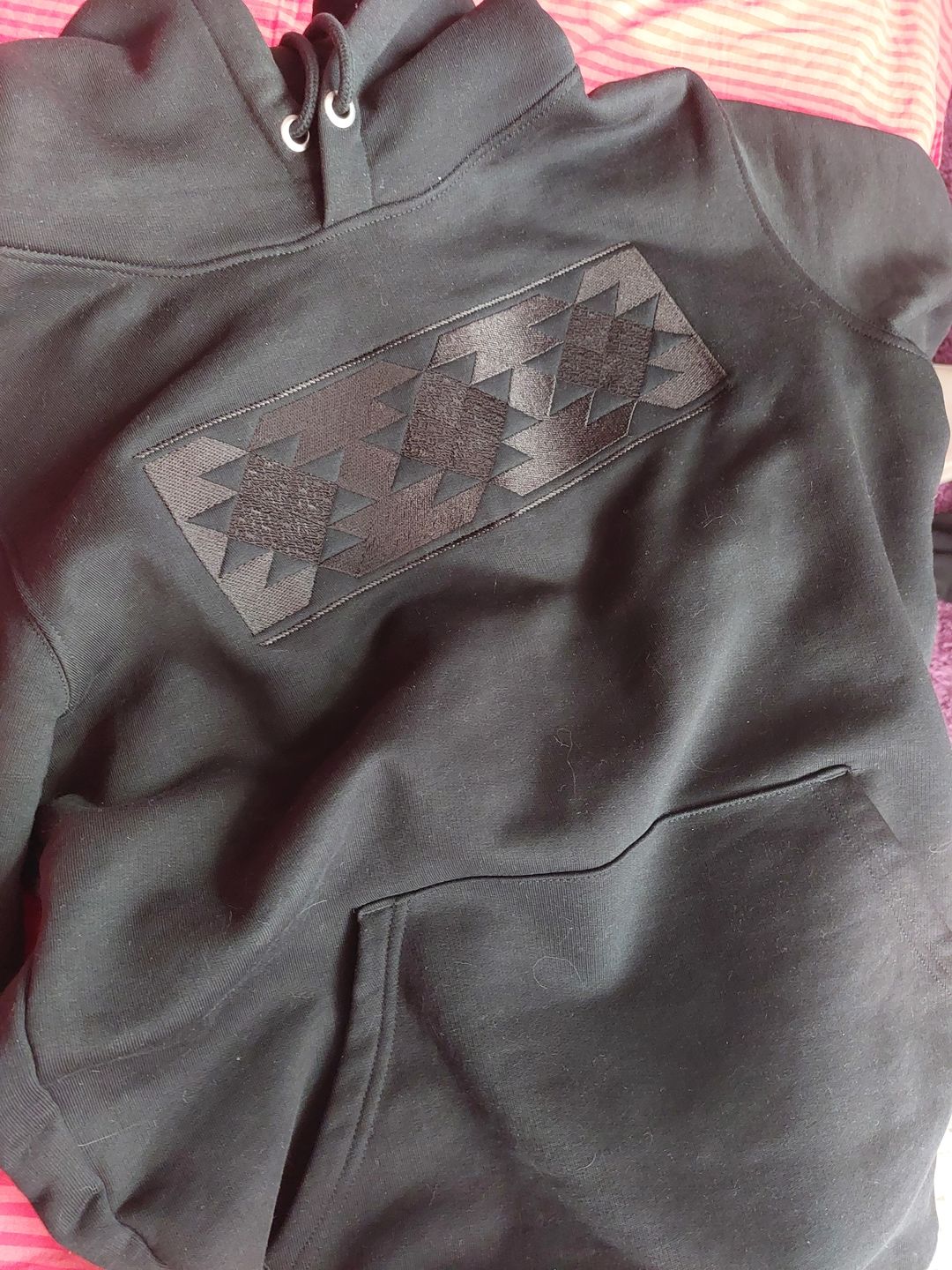 Customer photo review of Дамска вталена тениска с бродирана бяла ахроматична шевица "Канатица"
