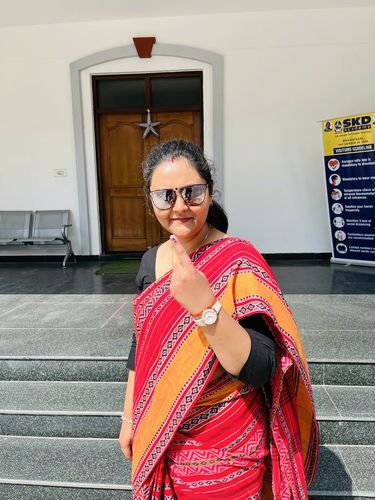 Customer photo review of Crimson Color Clash- Cotton Handwoven Saree