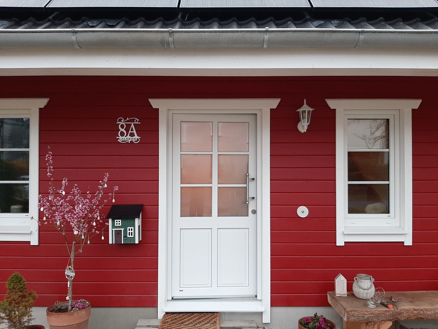 Customer photo review of Hausnummer Türschild mit Ornament und Familiennamen aus edlem Stahl
