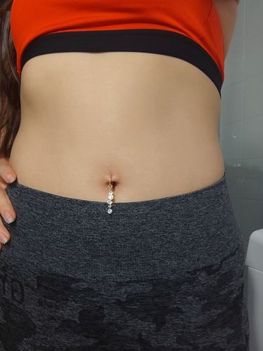 Customer photo review of Le faux piercing au nombril : Onika