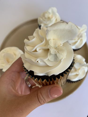 Customer photo review of WHITE WEDDING FLOWERFETTI® - Freeze Dried Edible Flower Confetti