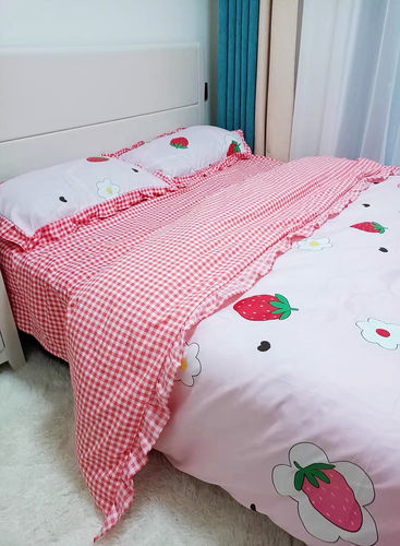 Customer photo review of Strawberry Aesthetic Bedding Set 🍓