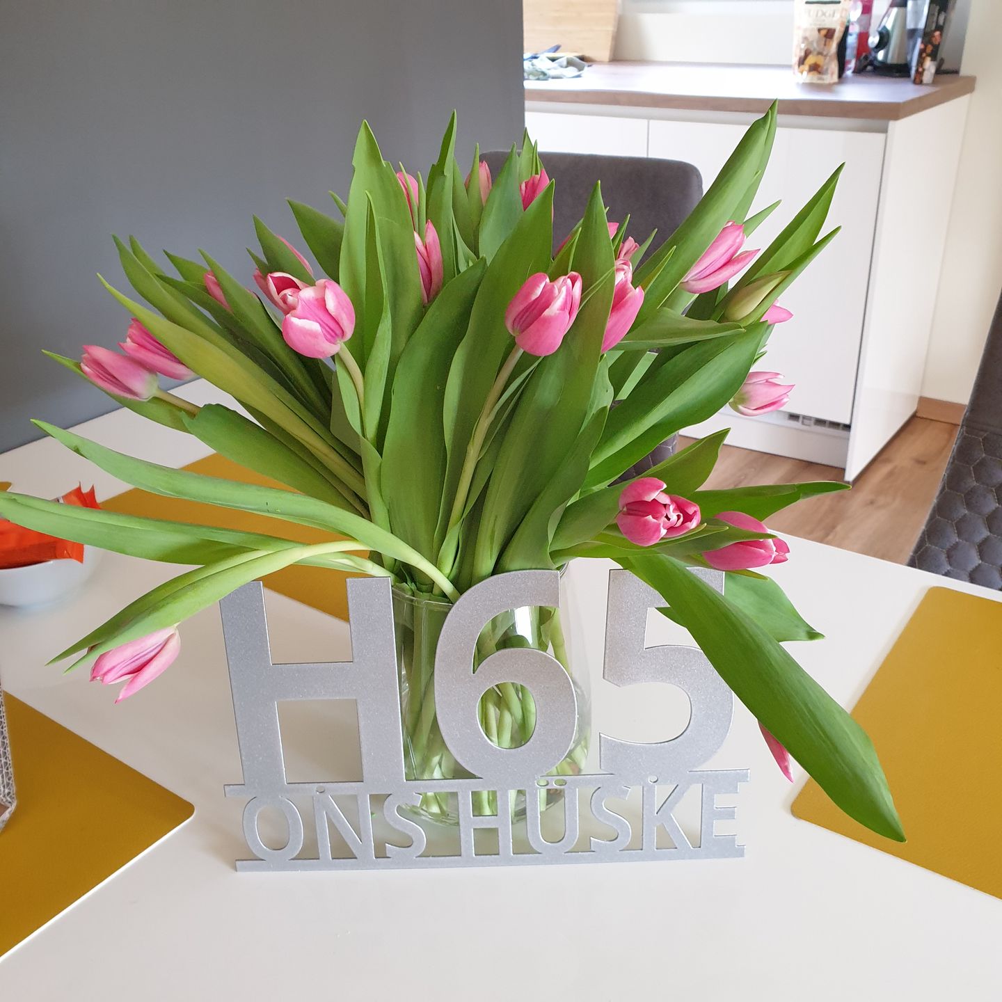 Customer photo review of Hausnummer "Modest Art" einzeilig aus edlem Stahl mit Familiennamen