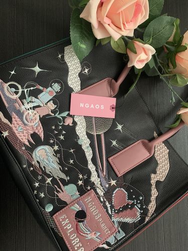 Customer photo review of Artbook Handbag - Lover's Edition