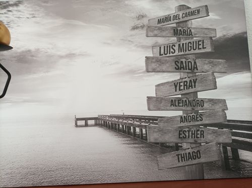 Customer photo review of Lienzo Muelle de Madera con Nombres Personalizados